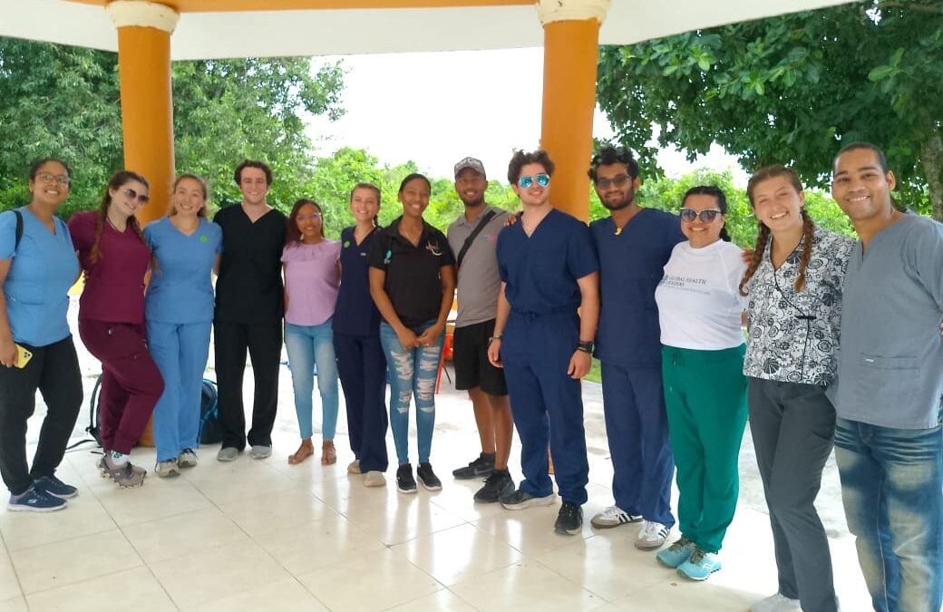 A group GHL pre-med interns in the Dominican Republic (DR)